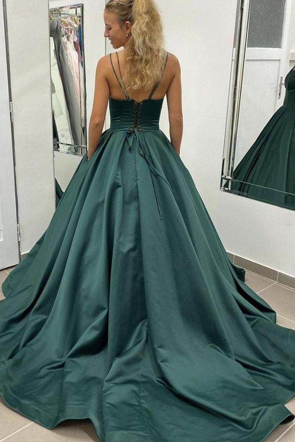 Vestido formal de satén sencillo con tirantes en forma de A y bolsillos